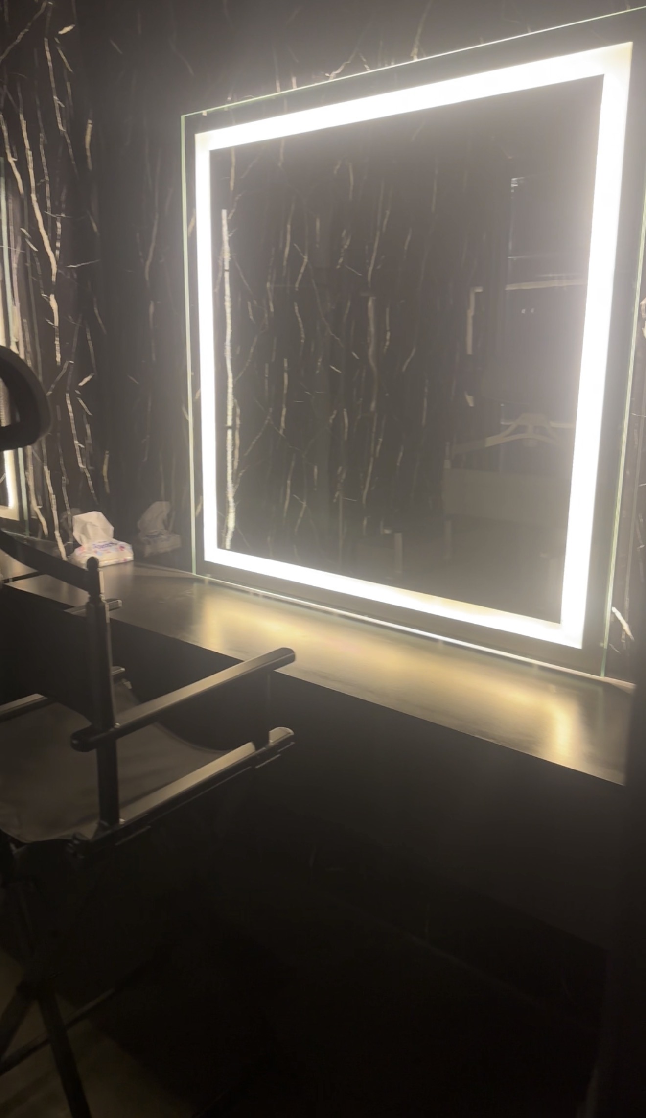 غرفة الميكب والتبديل